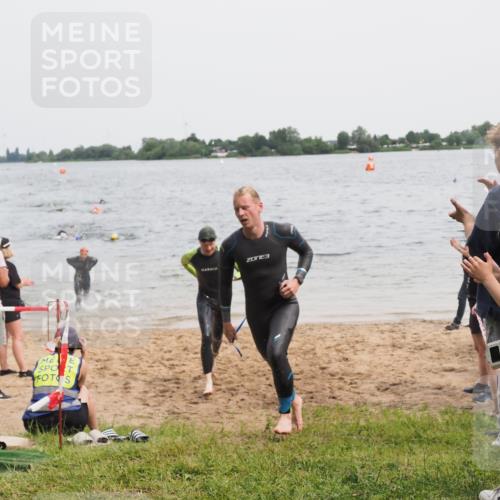 21.06.2025 - 27. Vierlanden-Triathlon MichiJ http://msf.ph/oto/8023472 15.06.2026 10:54:36 Schwimmen 695, 713, 715, 749 meine-sportfotos.de
