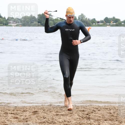 15.06.2025 - 27. Vierlanden-Triathlon Lena Gebhardt http://msf.ph/oto/8023481 15.06.2025 10:53:06 Schwimmen 638 meine-sportfotos.de