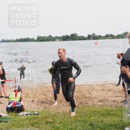 21.06.2025 - 27. Vierlanden-Triathlon MichiJ http://msf.ph/oto/8023482 15.06.2026 10:54:36 Schwimmen 695, 713, 715, 749 meine-sportfotos.de