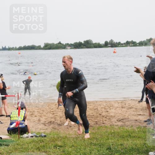 21.06.2025 - 27. Vierlanden-Triathlon MichiJ http://msf.ph/oto/8023488 15.06.2026 10:54:36 Schwimmen 695, 713, 715, 749 meine-sportfotos.de