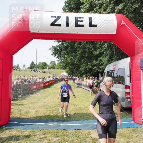 21.06.2025 - 27. Vierlanden-Triathlon MichiJ http://msf.ph/oto/8023493 15.06.2026 11:39:17 Ziel 489, 536 meine-sportfotos.de