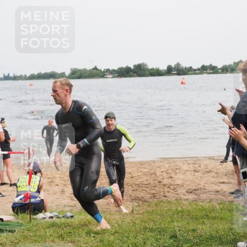 21.06.2025 - 27. Vierlanden-Triathlon MichiJ http://msf.ph/oto/8023494 15.06.2026 10:54:37 Schwimmen 695, 713, 715, 749 meine-sportfotos.de