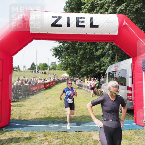21.06.2025 - 27. Vierlanden-Triathlon MichiJ http://msf.ph/oto/8023502 15.06.2026 11:39:17 Ziel 489, 536 meine-sportfotos.de