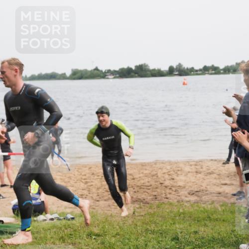 21.06.2025 - 27. Vierlanden-Triathlon MichiJ http://msf.ph/oto/8023504 15.06.2026 10:54:37 Schwimmen 695, 713, 715, 749 meine-sportfotos.de