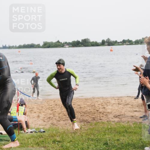 21.06.2025 - 27. Vierlanden-Triathlon MichiJ http://msf.ph/oto/8023508 15.06.2026 10:54:37 Schwimmen 695, 713, 715, 749 meine-sportfotos.de