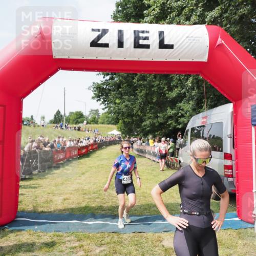 21.06.2025 - 27. Vierlanden-Triathlon MichiJ http://msf.ph/oto/8023510 15.06.2026 11:39:17 Ziel 489, 536 meine-sportfotos.de
