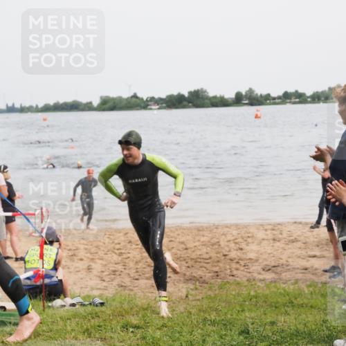 21.06.2025 - 27. Vierlanden-Triathlon MichiJ http://msf.ph/oto/8023511 15.06.2026 10:54:37 Schwimmen 695, 713, 715, 749 meine-sportfotos.de