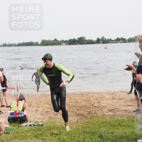 21.06.2025 - 27. Vierlanden-Triathlon MichiJ http://msf.ph/oto/8023515 15.06.2026 10:54:37 Schwimmen 695, 713, 715, 749 meine-sportfotos.de