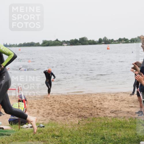 21.06.2025 - 27. Vierlanden-Triathlon MichiJ http://msf.ph/oto/8023530 15.06.2026 10:54:38 Schwimmen 695, 713, 715, 749 meine-sportfotos.de