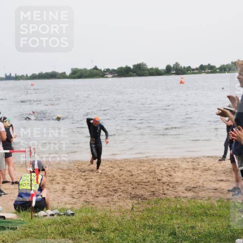 21.06.2025 - 27. Vierlanden-Triathlon MichiJ http://msf.ph/oto/8023533 15.06.2026 10:54:38 Schwimmen 695, 713, 715, 749 meine-sportfotos.de