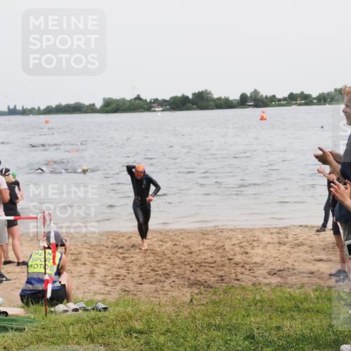 21.06.2025 - 27. Vierlanden-Triathlon MichiJ http://msf.ph/oto/8023535 15.06.2026 10:54:39 Schwimmen 695, 713, 715, 749 meine-sportfotos.de