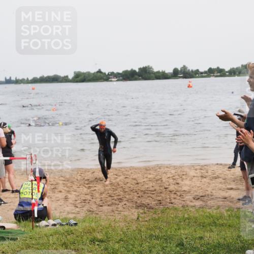 21.06.2025 - 27. Vierlanden-Triathlon MichiJ http://msf.ph/oto/8023540 15.06.2026 10:54:39 Schwimmen 695, 713, 715, 749 meine-sportfotos.de