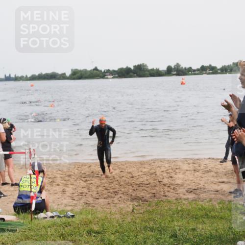 21.06.2025 - 27. Vierlanden-Triathlon MichiJ http://msf.ph/oto/8023546 15.06.2026 10:54:39 Schwimmen 695, 713, 715, 749 meine-sportfotos.de