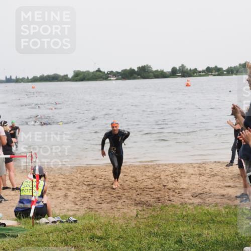 21.06.2025 - 27. Vierlanden-Triathlon MichiJ http://msf.ph/oto/8023552 15.06.2026 10:54:39 Schwimmen 695, 713, 715, 749 meine-sportfotos.de