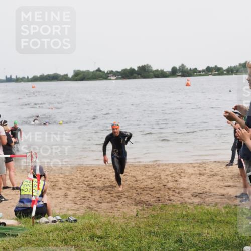 21.06.2025 - 27. Vierlanden-Triathlon MichiJ http://msf.ph/oto/8023558 15.06.2026 10:54:39 Schwimmen 695, 713, 715, 749 meine-sportfotos.de