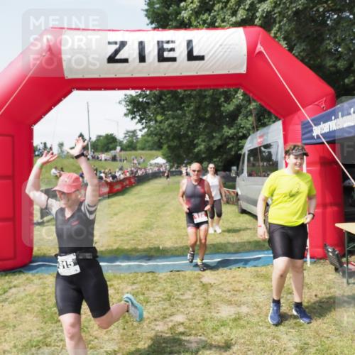 21.06.2025 - 27. Vierlanden-Triathlon MichiJ http://msf.ph/oto/8023563 15.06.2026 11:46:37 Ziel 174, 515, 620 meine-sportfotos.de
