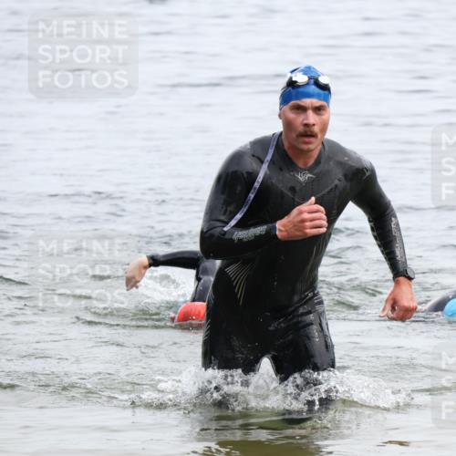 15.06.2025 - 27. Vierlanden-Triathlon Lena Gebhardt http://msf.ph/oto/8023565 15.06.2025 10:53:45 Schwimmen 650, 726 meine-sportfotos.de