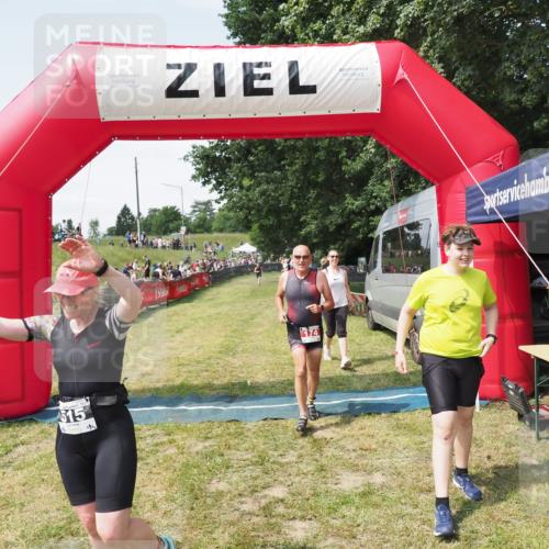 21.06.2025 - 27. Vierlanden-Triathlon MichiJ http://msf.ph/oto/8023570 15.06.2026 11:46:37 Ziel 174, 515, 620 meine-sportfotos.de