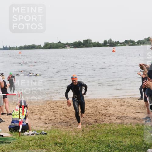 21.06.2025 - 27. Vierlanden-Triathlon MichiJ http://msf.ph/oto/8023579 15.06.2026 10:54:40 Schwimmen 695, 713, 715, 749 meine-sportfotos.de