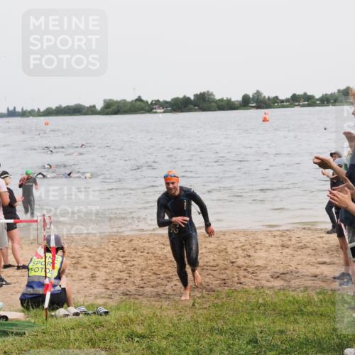 21.06.2025 - 27. Vierlanden-Triathlon MichiJ http://msf.ph/oto/8023586 15.06.2026 10:54:40 Schwimmen 695, 713, 715, 749 meine-sportfotos.de