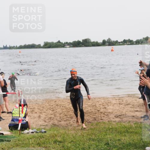 21.06.2025 - 27. Vierlanden-Triathlon MichiJ http://msf.ph/oto/8023591 15.06.2026 10:54:40 Schwimmen 695, 713, 715, 749 meine-sportfotos.de