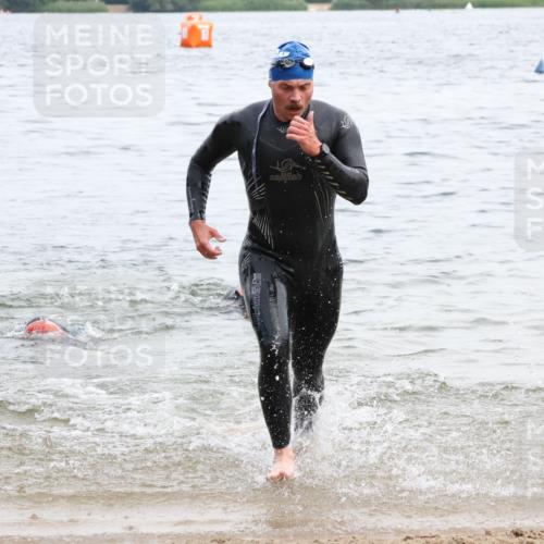 15.06.2025 - 27. Vierlanden-Triathlon Lena Gebhardt http://msf.ph/oto/8023593 15.06.2025 10:53:47 Schwimmen 650, 726 meine-sportfotos.de