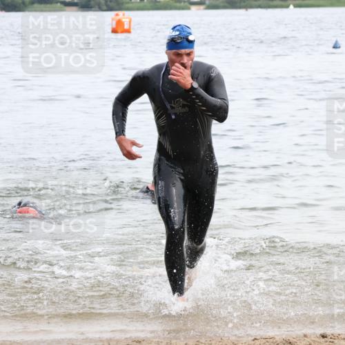 15.06.2025 - 27. Vierlanden-Triathlon Lena Gebhardt http://msf.ph/oto/8023601 15.06.2025 10:53:47 Schwimmen 650, 726 meine-sportfotos.de