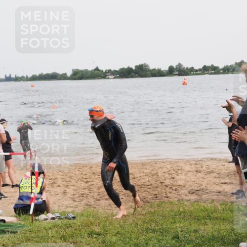 21.06.2025 - 27. Vierlanden-Triathlon MichiJ http://msf.ph/oto/8023602 15.06.2026 10:54:41 Schwimmen 695, 713, 715, 749 meine-sportfotos.de