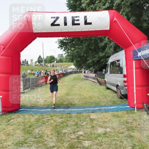 21.06.2025 - 27. Vierlanden-Triathlon MichiJ http://msf.ph/oto/8023603 15.06.2026 11:46:44 Ziel 516 meine-sportfotos.de