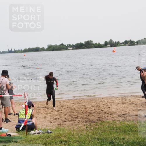 21.06.2025 - 27. Vierlanden-Triathlon MichiJ http://msf.ph/oto/8023606 15.06.2026 10:54:43 Schwimmen 695, 713, 715, 749 meine-sportfotos.de