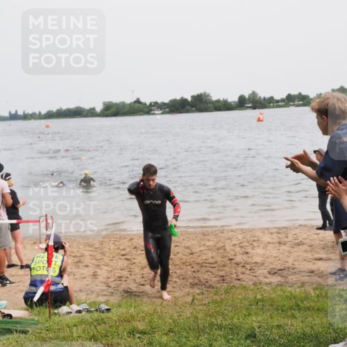 21.06.2025 - 27. Vierlanden-Triathlon MichiJ http://msf.ph/oto/8023609 15.06.2026 10:54:44 Schwimmen 695, 713, 715 meine-sportfotos.de