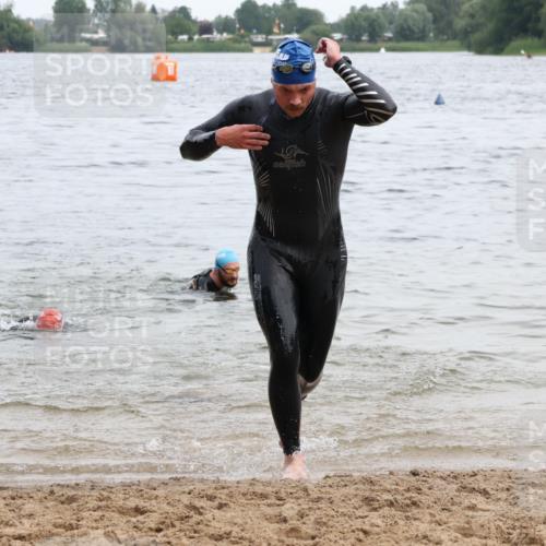 15.06.2025 - 27. Vierlanden-Triathlon Lena Gebhardt http://msf.ph/oto/8023611 15.06.2025 10:53:47 Schwimmen 650, 726 meine-sportfotos.de