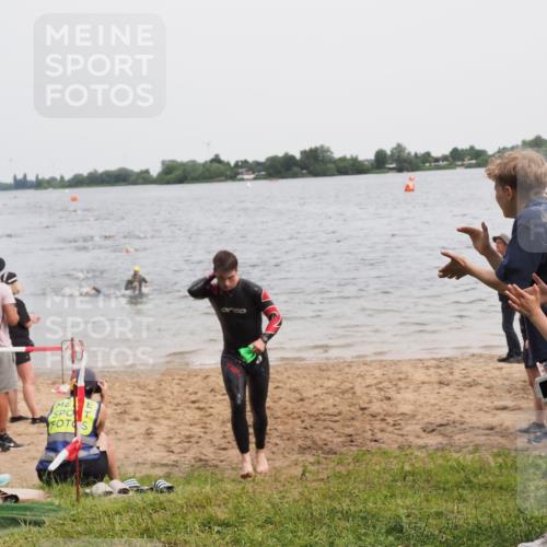 21.06.2025 - 27. Vierlanden-Triathlon MichiJ http://msf.ph/oto/8023612 15.06.2026 10:54:45 Schwimmen 695, 713 meine-sportfotos.de