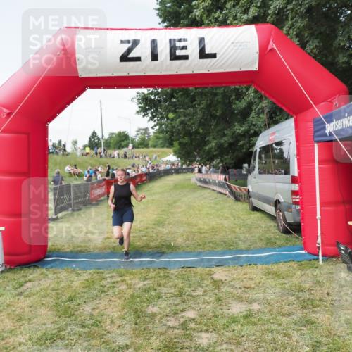 21.06.2025 - 27. Vierlanden-Triathlon MichiJ http://msf.ph/oto/8023613 15.06.2026 11:46:44 Ziel 516 meine-sportfotos.de