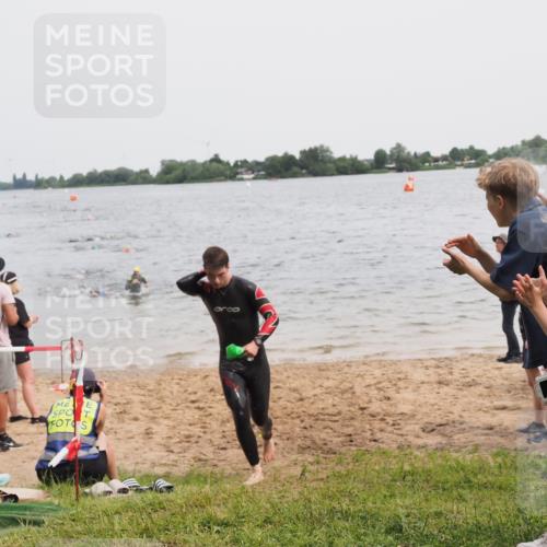 21.06.2025 - 27. Vierlanden-Triathlon MichiJ http://msf.ph/oto/8023614 15.06.2026 10:54:45 Schwimmen 695, 713 meine-sportfotos.de