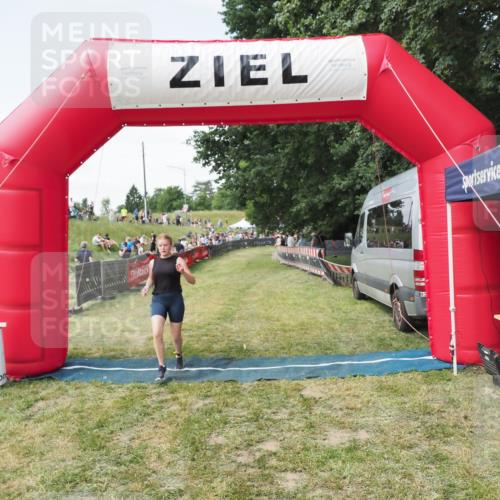 21.06.2025 - 27. Vierlanden-Triathlon MichiJ http://msf.ph/oto/8023617 15.06.2026 11:46:45 Ziel 516 meine-sportfotos.de