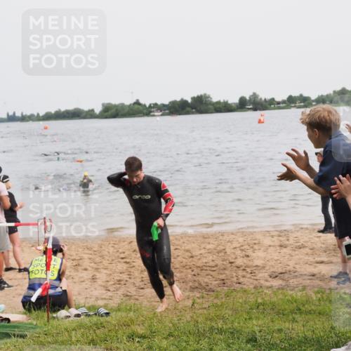 21.06.2025 - 27. Vierlanden-Triathlon MichiJ http://msf.ph/oto/8023619 15.06.2026 10:54:45 Schwimmen 695, 713 meine-sportfotos.de