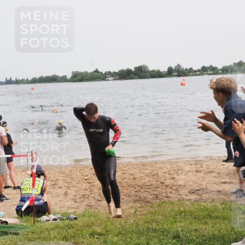 21.06.2025 - 27. Vierlanden-Triathlon MichiJ http://msf.ph/oto/8023623 15.06.2026 10:54:45 Schwimmen 695, 713 meine-sportfotos.de
