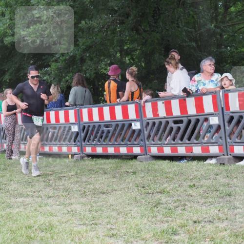21.06.2025 - 27. Vierlanden-Triathlon KatJ http://msf.ph/oto/8023624 15.06.2025 13:24:37 Ziel 636 meine-sportfotos.de