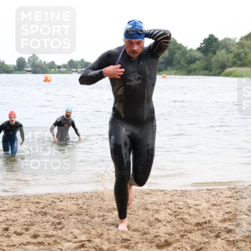 15.06.2025 - 27. Vierlanden-Triathlon Lena Gebhardt http://msf.ph/oto/8023629 15.06.2025 10:53:49 Schwimmen 650, 726, 757 meine-sportfotos.de