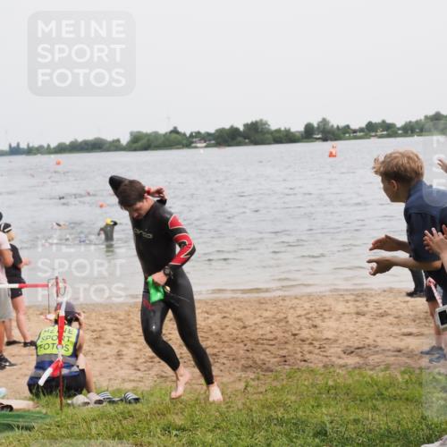 21.06.2025 - 27. Vierlanden-Triathlon MichiJ http://msf.ph/oto/8023637 15.06.2026 10:54:45 Schwimmen 695, 713 meine-sportfotos.de