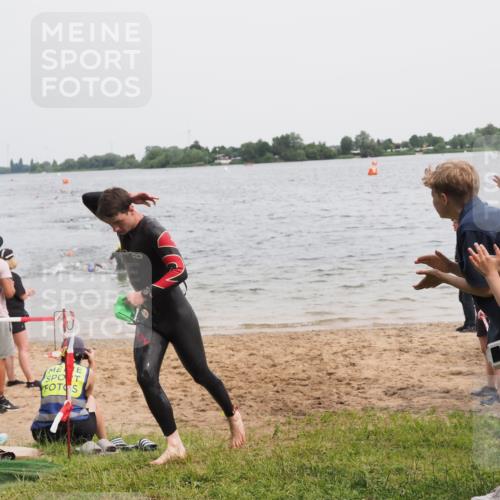 21.06.2025 - 27. Vierlanden-Triathlon MichiJ http://msf.ph/oto/8023641 15.06.2026 10:54:45 Schwimmen 695, 713 meine-sportfotos.de