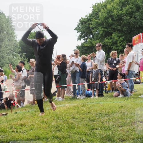 15.06.2025 - 27. Vierlanden-Triathlon KatJ http://msf.ph/oto/8023649 15.06.2025 10:56:50 Schwimmen 642, 651, 685, 688, 691, 755 meine-sportfotos.de