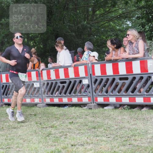 21.06.2025 - 27. Vierlanden-Triathlon KatJ http://msf.ph/oto/8023650 15.06.2025 13:24:38 Ziel 636, 953 meine-sportfotos.de