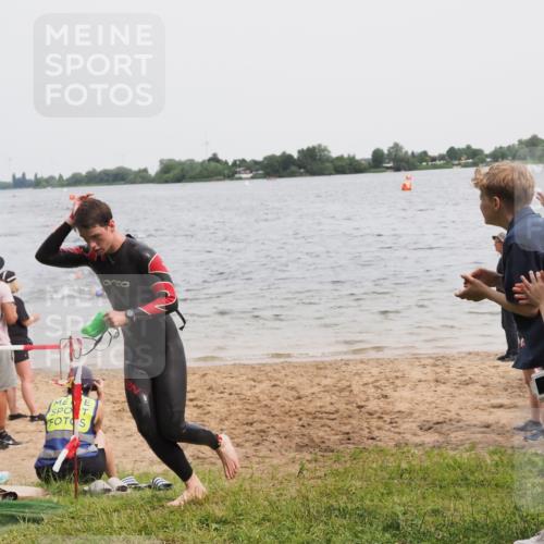 21.06.2025 - 27. Vierlanden-Triathlon MichiJ http://msf.ph/oto/8023651 15.06.2026 10:54:45 Schwimmen 695, 713 meine-sportfotos.de