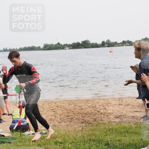 21.06.2025 - 27. Vierlanden-Triathlon MichiJ http://msf.ph/oto/8023661 15.06.2026 10:54:46 Schwimmen 695, 713 meine-sportfotos.de