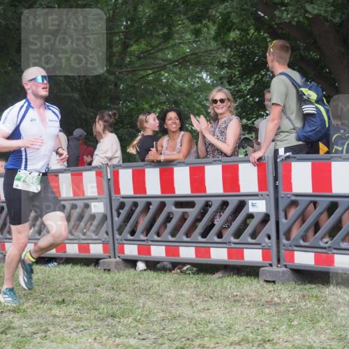 21.06.2025 - 27. Vierlanden-Triathlon KatJ http://msf.ph/oto/8023681 15.06.2025 13:25:03 Ziel 766 meine-sportfotos.de