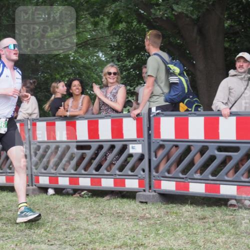 21.06.2025 - 27. Vierlanden-Triathlon KatJ http://msf.ph/oto/8023690 15.06.2025 13:25:04 Ziel 766 meine-sportfotos.de