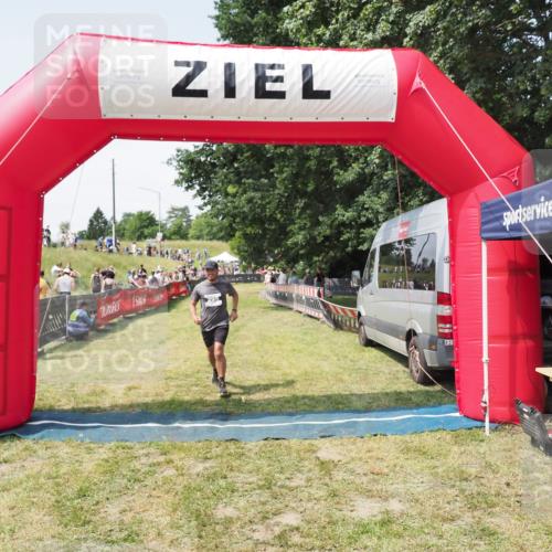 21.06.2025 - 27. Vierlanden-Triathlon MichiJ http://msf.ph/oto/8023696 15.06.2026 11:48:18 Ziel 295 meine-sportfotos.de