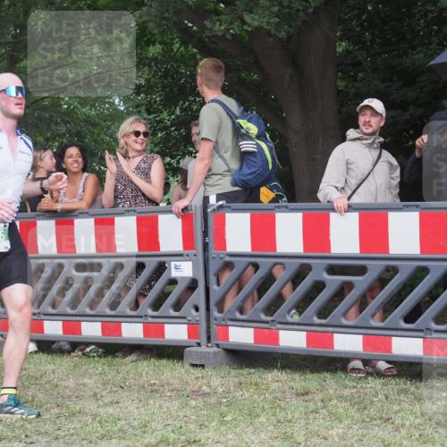 21.06.2025 - 27. Vierlanden-Triathlon KatJ http://msf.ph/oto/8023700 15.06.2025 13:25:04 Ziel 766 meine-sportfotos.de